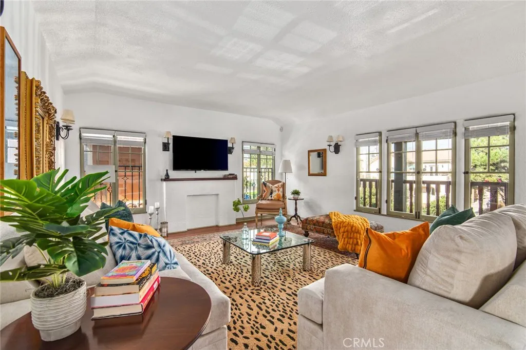 Los Angeles, CA 90048