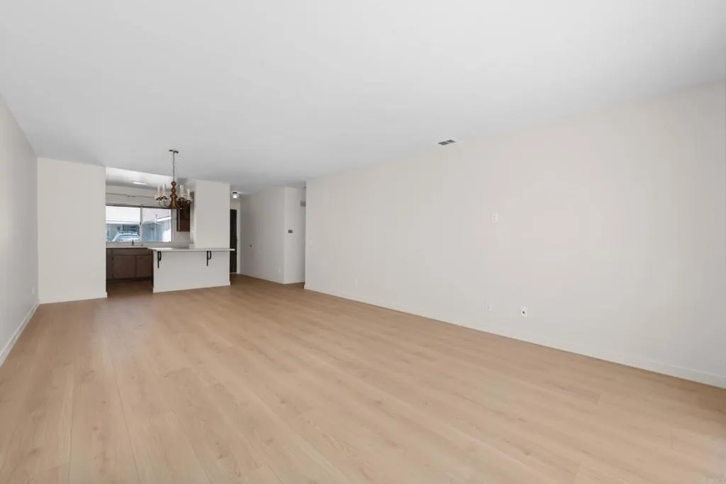 https://cdn.realtyfeed.com/cdn/127/306596414/165b8df0643615743957bc1c5a87f82d.webp