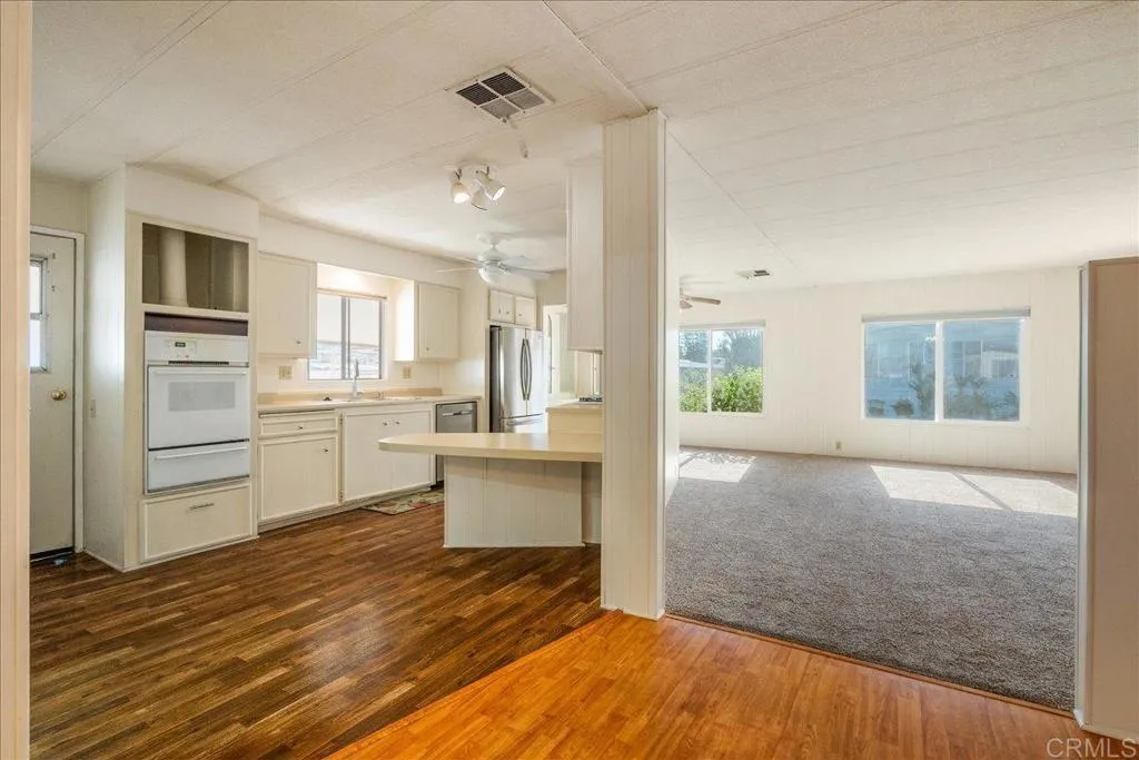 https://cdn.realtyfeed.com/cdn/127/306596988/8155b9f840cceb15d36696883661ed39.webp