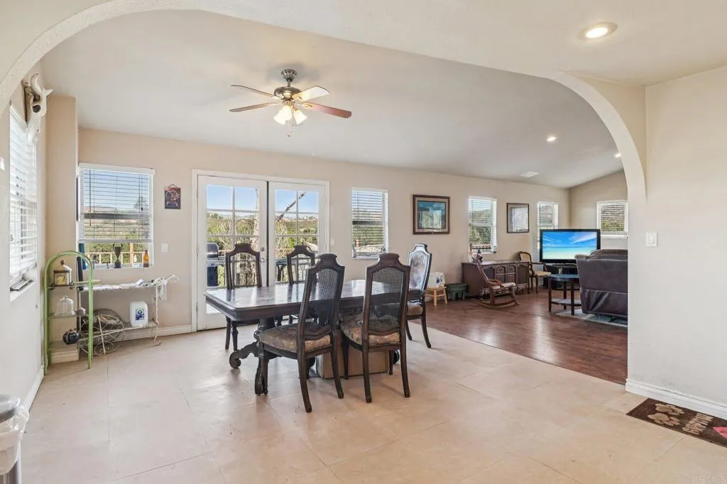 https://cdn.realtyfeed.com/cdn/127/306597449/c8ac6119d373638bf325124732fde534.webp