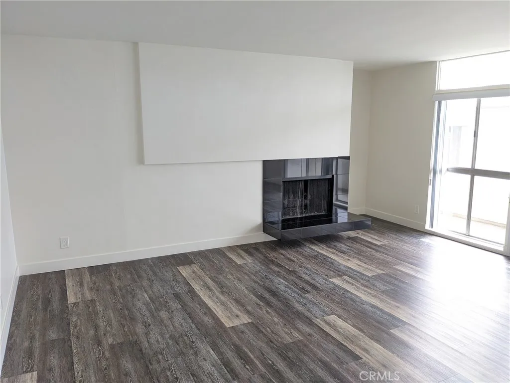 Los Angeles, CA 90049