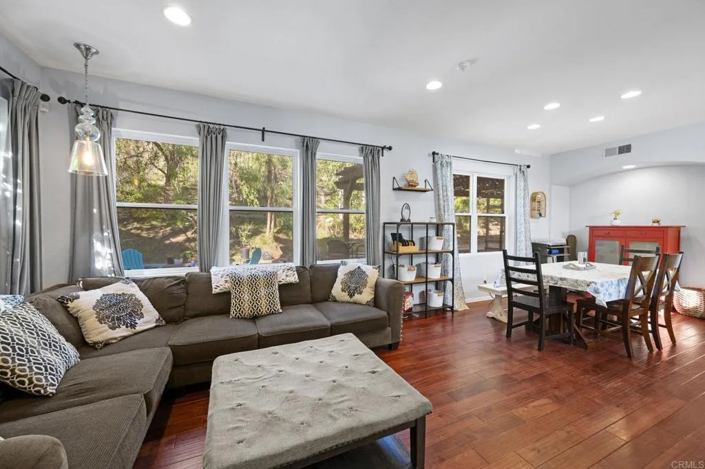 https://cdn.realtyfeed.com/cdn/127/306597719/7476c9512409b221760a20f790dfac10.webp