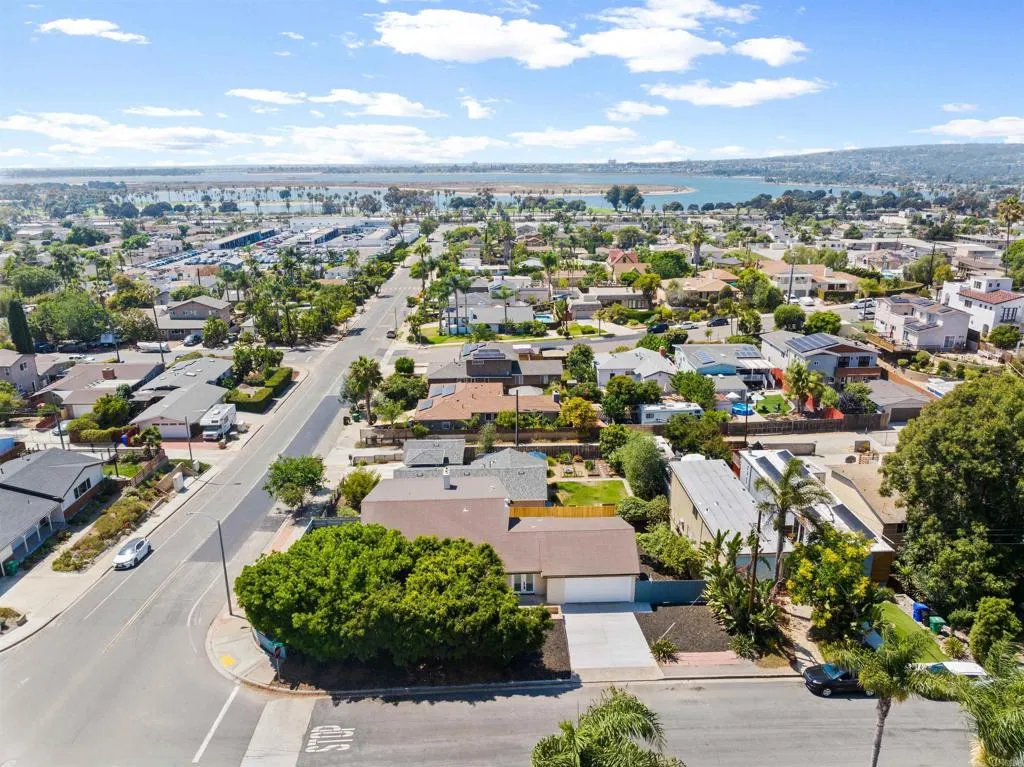 https://cdn.realtyfeed.com/cdn/127/306598589/03bdaedb98a9785215505d9931d6569a.webp