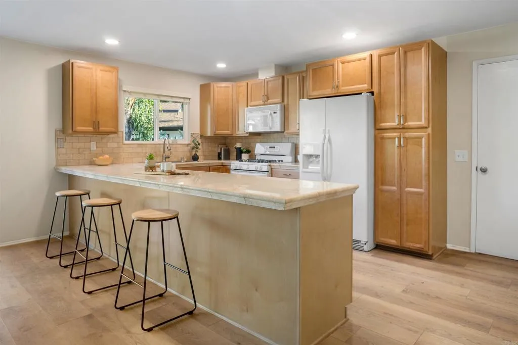 https://cdn.realtyfeed.com/cdn/127/306598815/45bfbae306abf2a3794b8c0a6435d873.webp