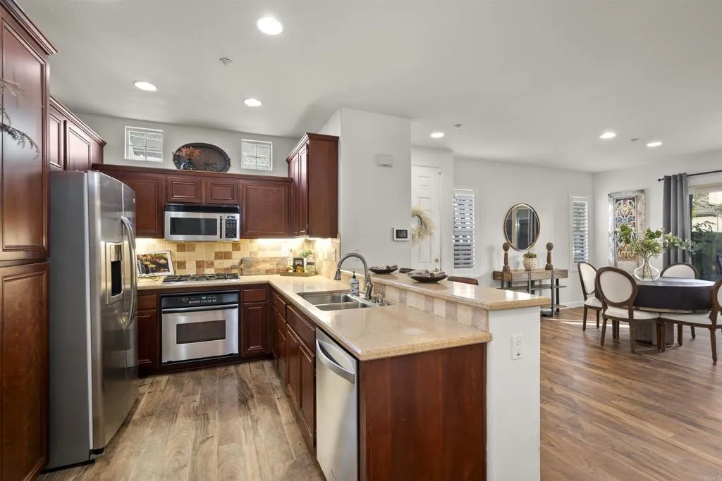 https://cdn.realtyfeed.com/cdn/127/306598947/63b3c56218a17f418eba2511781baa0e.webp