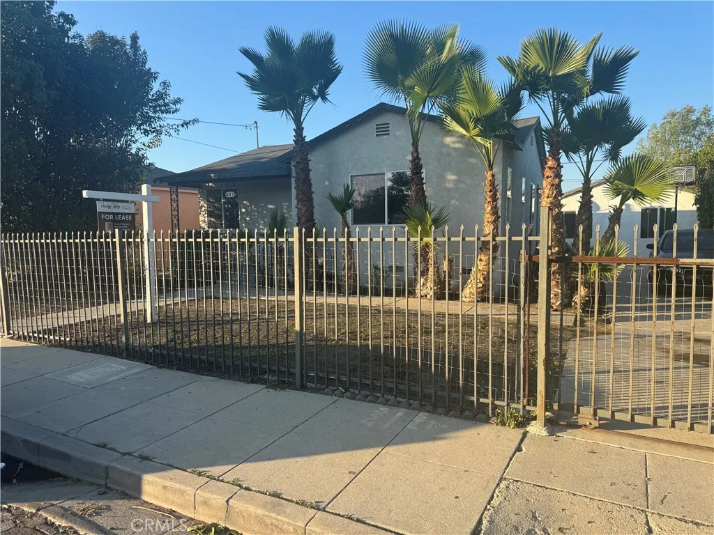 Compton, CA 90220