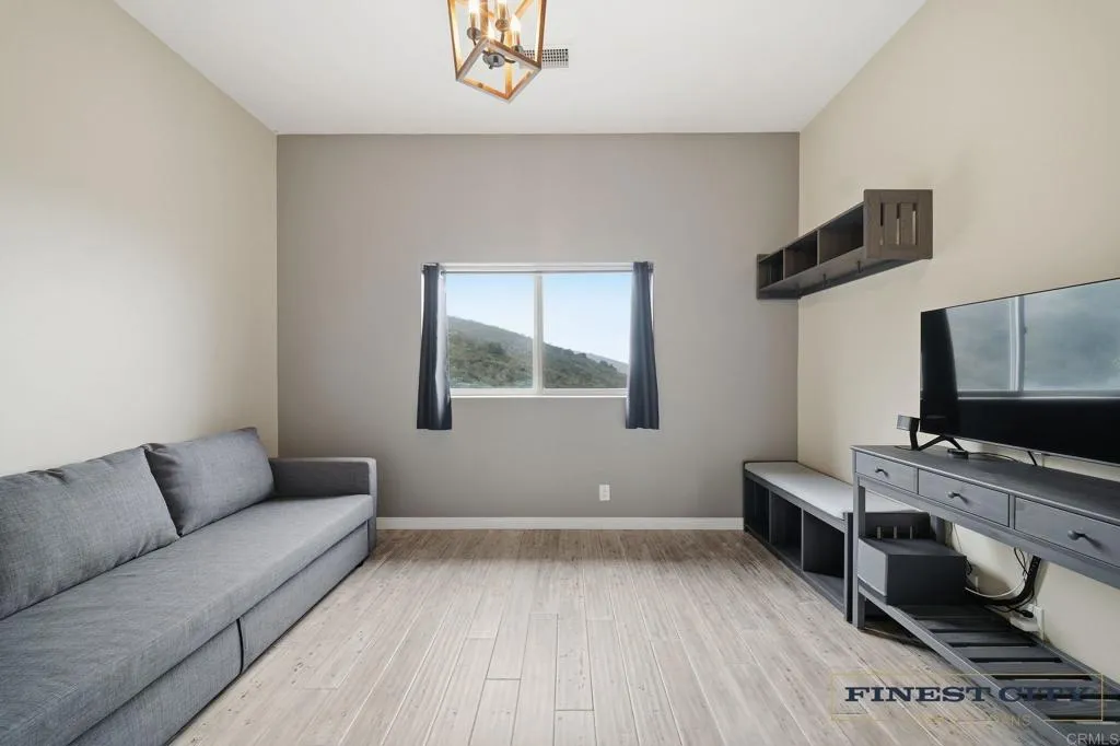 https://cdn.realtyfeed.com/cdn/127/306599935/273b26c98a6918629d3ad2ea190d6dd1.webp