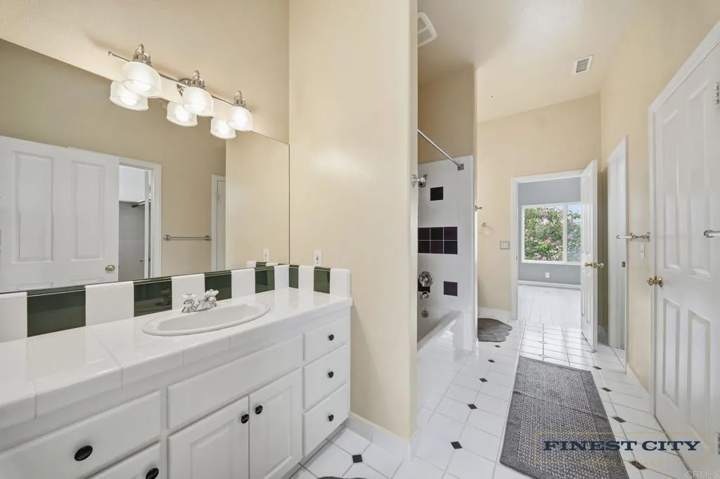 https://cdn.realtyfeed.com/cdn/127/306599935/c8c22209d0db6fb941413282e14ddb26.webp