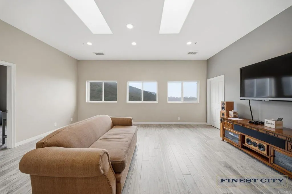 https://cdn.realtyfeed.com/cdn/127/306599935/ee40a96c35d48668272c247972ae1fb1.webp