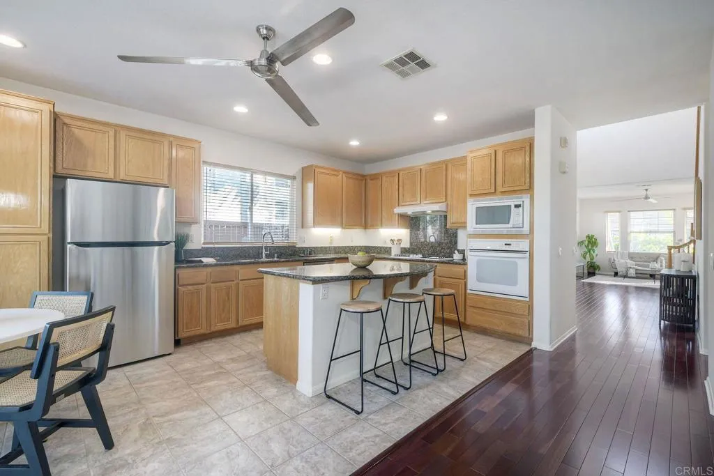 https://cdn.realtyfeed.com/cdn/127/306600365/798b4c0f793e49a3994af6639ea57f76.webp