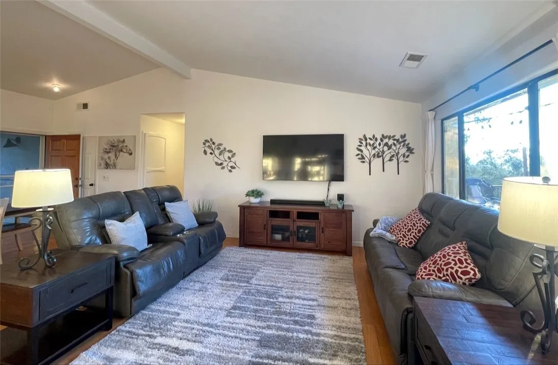 https://cdn.realtyfeed.com/cdn/127/306600407/975b144c6eae9448937aedc324af26a1.webp