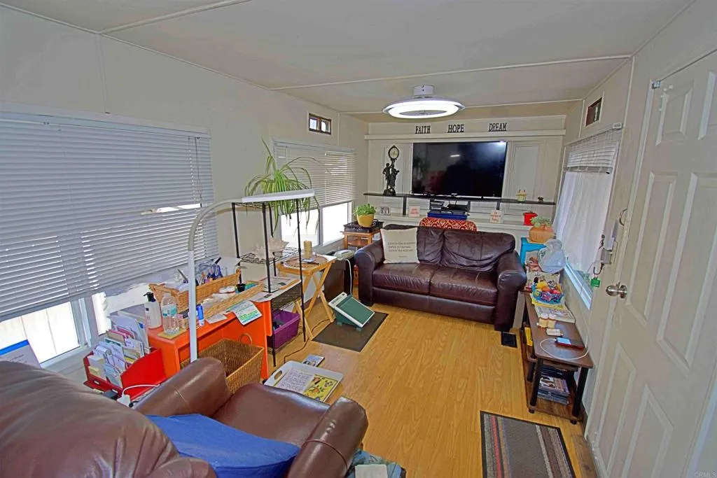 https://cdn.realtyfeed.com/cdn/127/306601132/3e85727a8d1e4e86670a2b16ad93874f.webp
