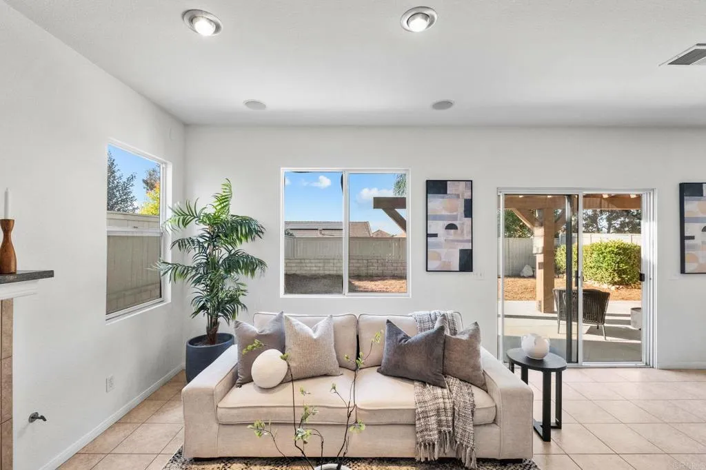 https://cdn.realtyfeed.com/cdn/127/306601925/8ae68e431d5a07fbd8bc7f0996e360ab.webp