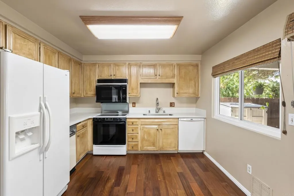 https://cdn.realtyfeed.com/cdn/127/306601944/9e54aa285533170b05568759531cd626.webp