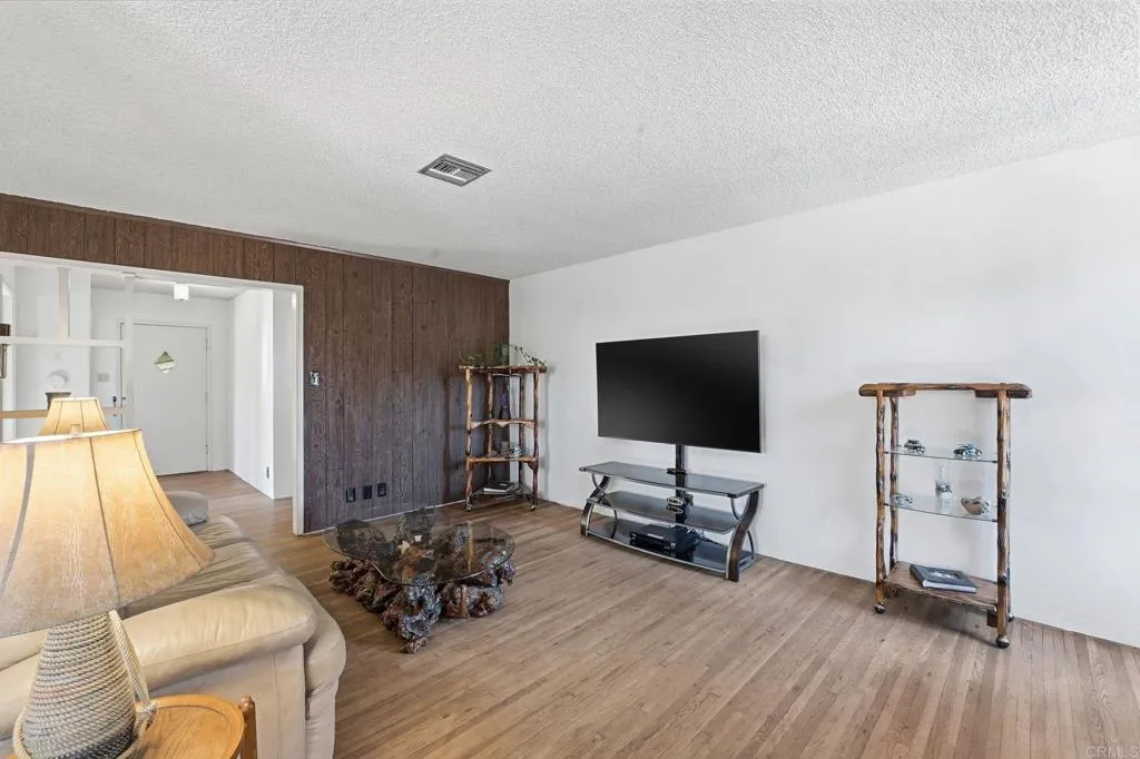 https://cdn.realtyfeed.com/cdn/127/306602907/989f6fa00ac917a80a2128590fdba33b.webp