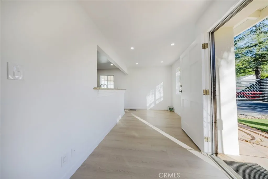 10431 Las Lunitas Avenue, Tujunga, CA 91042 - Photo 4 of 31, Tujunga, CA