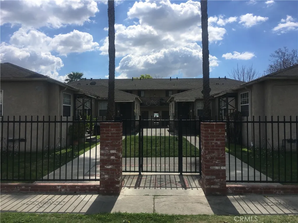 Compton, CA 90220