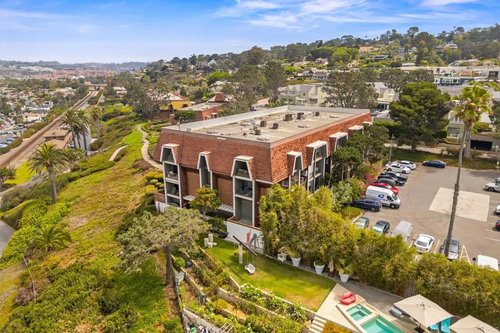 https://cdn.realtyfeed.com/cdn/127/306604764/e7a1e86dd7822be47777707398ad32f4.webp