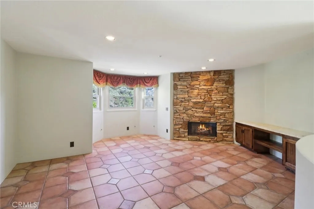 https://cdn.realtyfeed.com/cdn/127/306605177/f0830ec7ac916b9952ce5ba892d19c58.webp