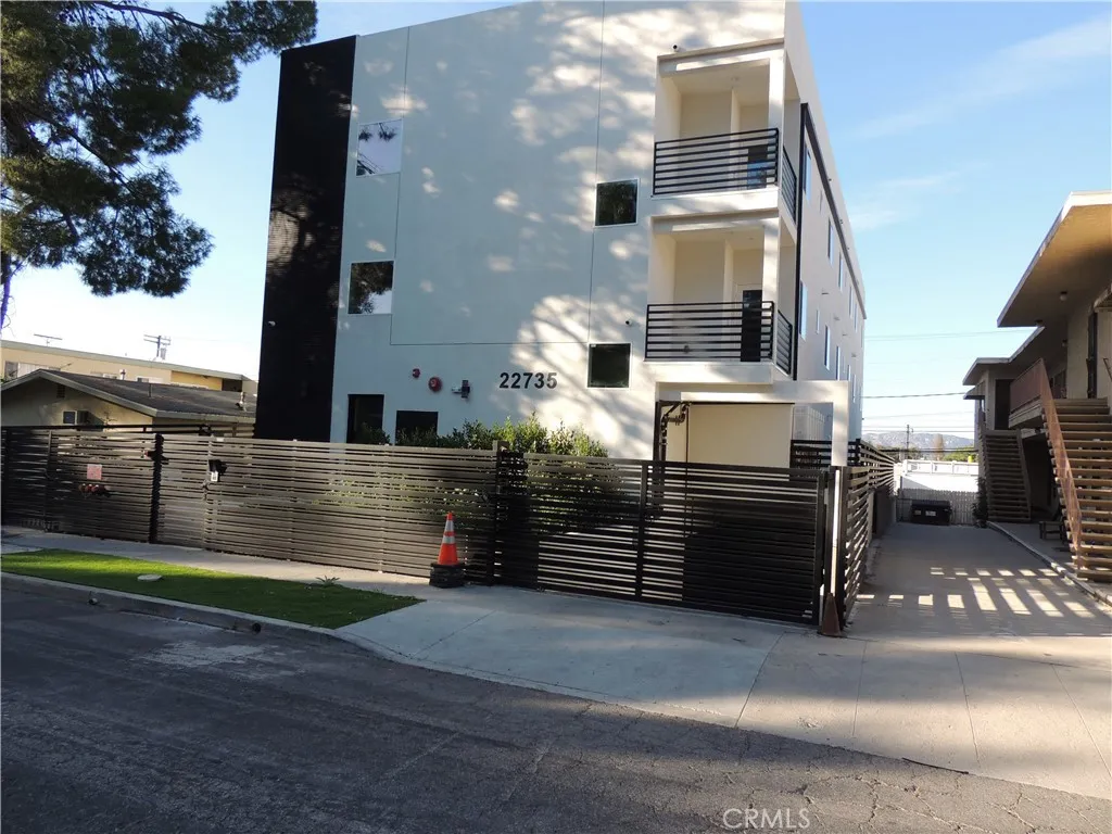 22735 Del Valle Street Unit 3, Woodland Hills, CA 91364 - Photo 2 of 15, Woodland Hills, CA
