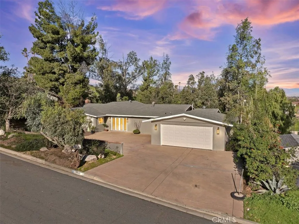 5940 Avenue Juan Bautista