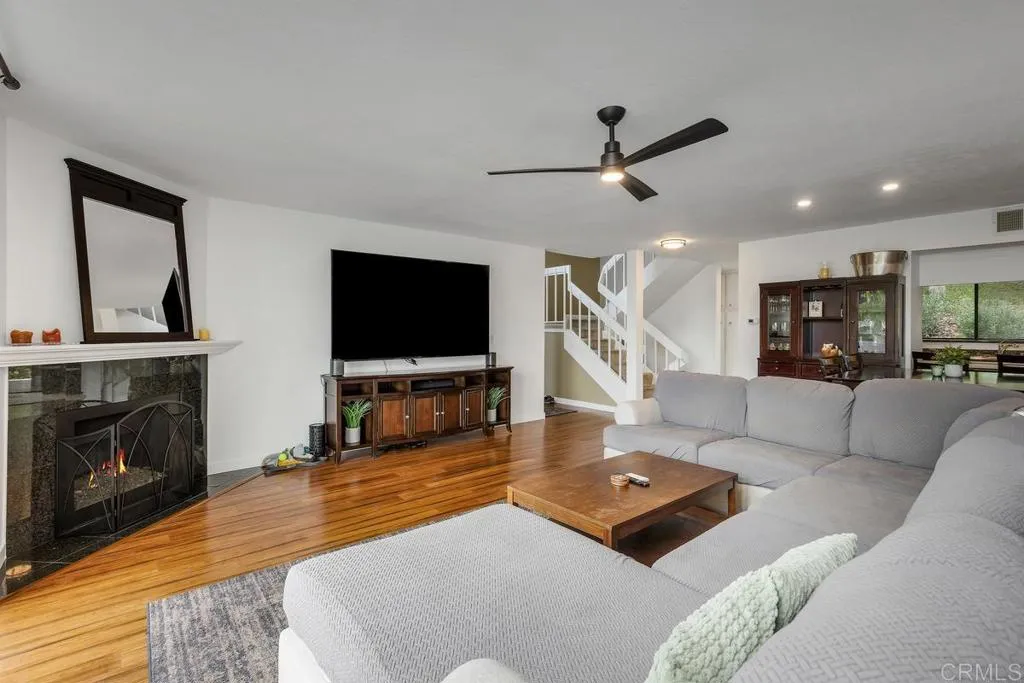 https://cdn.realtyfeed.com/cdn/127/306606070/fd6125b51906989f477848ceff9f253a.webp