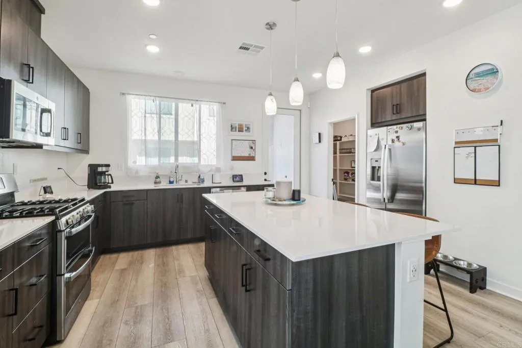 https://cdn.realtyfeed.com/cdn/127/306606354/88323280d76be34d9486208165c2bc97.webp