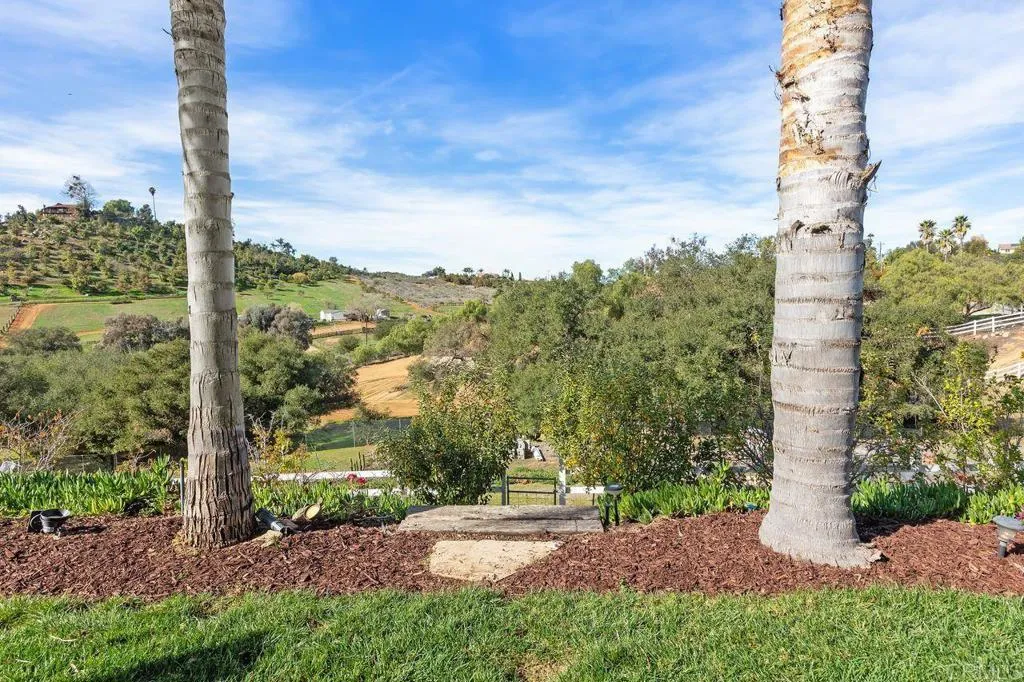 https://cdn.realtyfeed.com/cdn/127/306606747/bb3c37821a7748b9eaf9924e58cedc12.webp