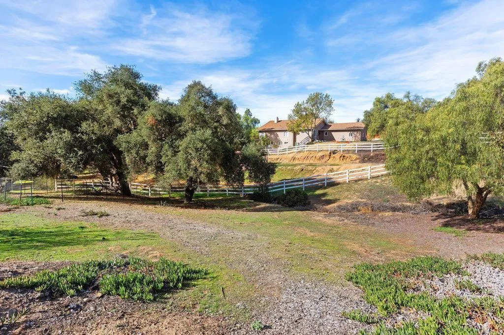 https://cdn.realtyfeed.com/cdn/127/306606747/ca35cd690c1414601d37918f75881c1c.webp