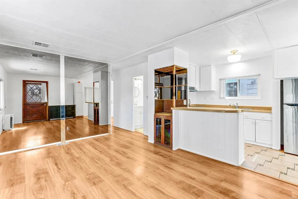 https://cdn.realtyfeed.com/cdn/127/306607418/6c8540a79ac661b4476025ea1699e181.webp