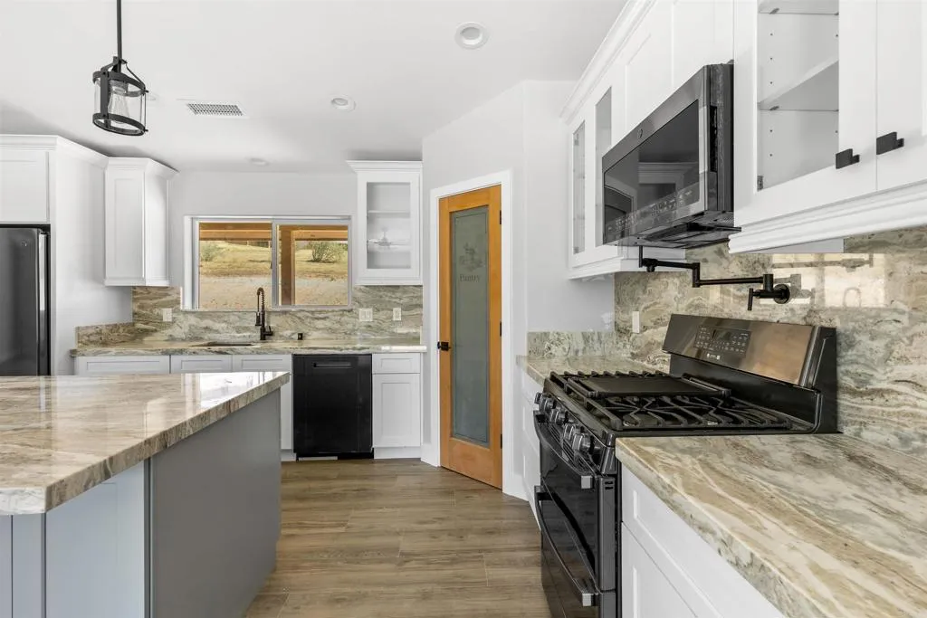 https://cdn.realtyfeed.com/cdn/127/306608563/023c72f84eca635e1320f77b49cfc87c.webp