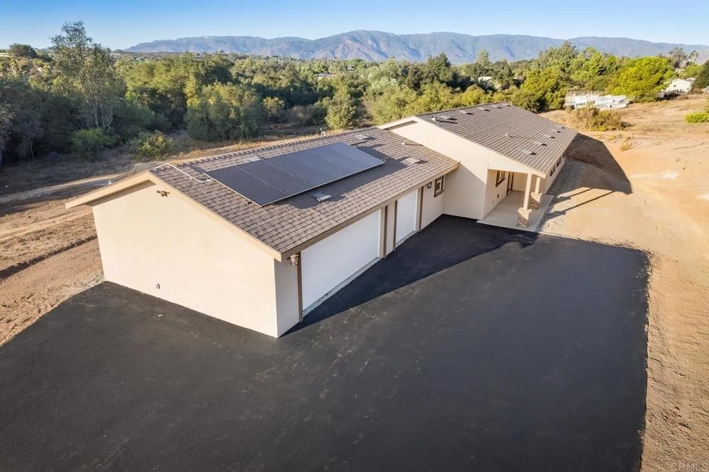 https://cdn.realtyfeed.com/cdn/127/306608563/581826f5a9e791f746d17248cfdd790d.webp