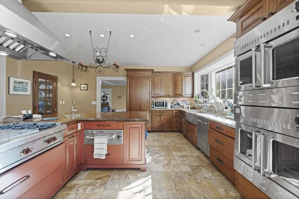 https://cdn.realtyfeed.com/cdn/127/306609648/38d1f9218e113f4877c39b76422b7f00.webp