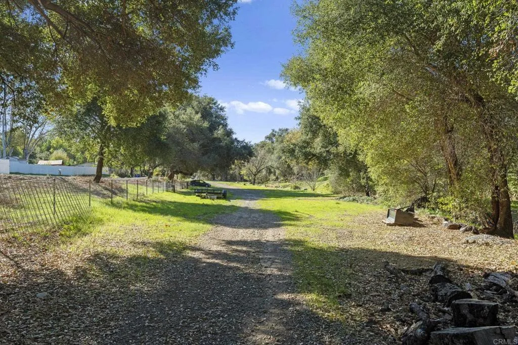 https://cdn.realtyfeed.com/cdn/127/306609648/5504bed1f0e6c43125aacf93f5da818b.webp
