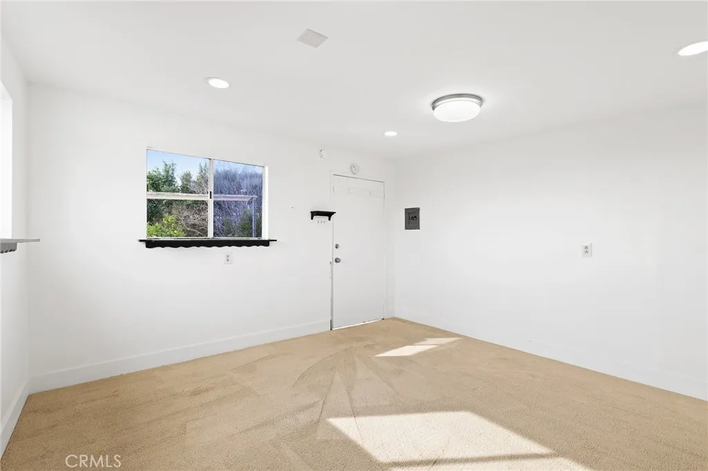 https://cdn.realtyfeed.com/cdn/127/306610389/323c0712806bed298b34d4ba13795b21.webp