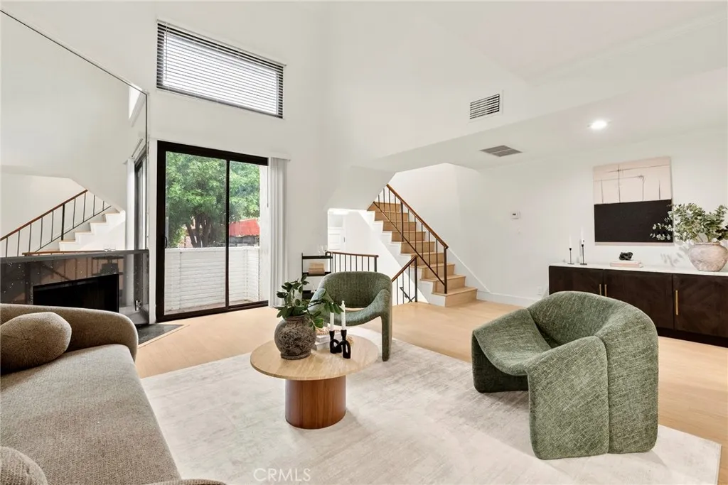 6540 Hayvenhurst, Lake Balboa, CA 91406