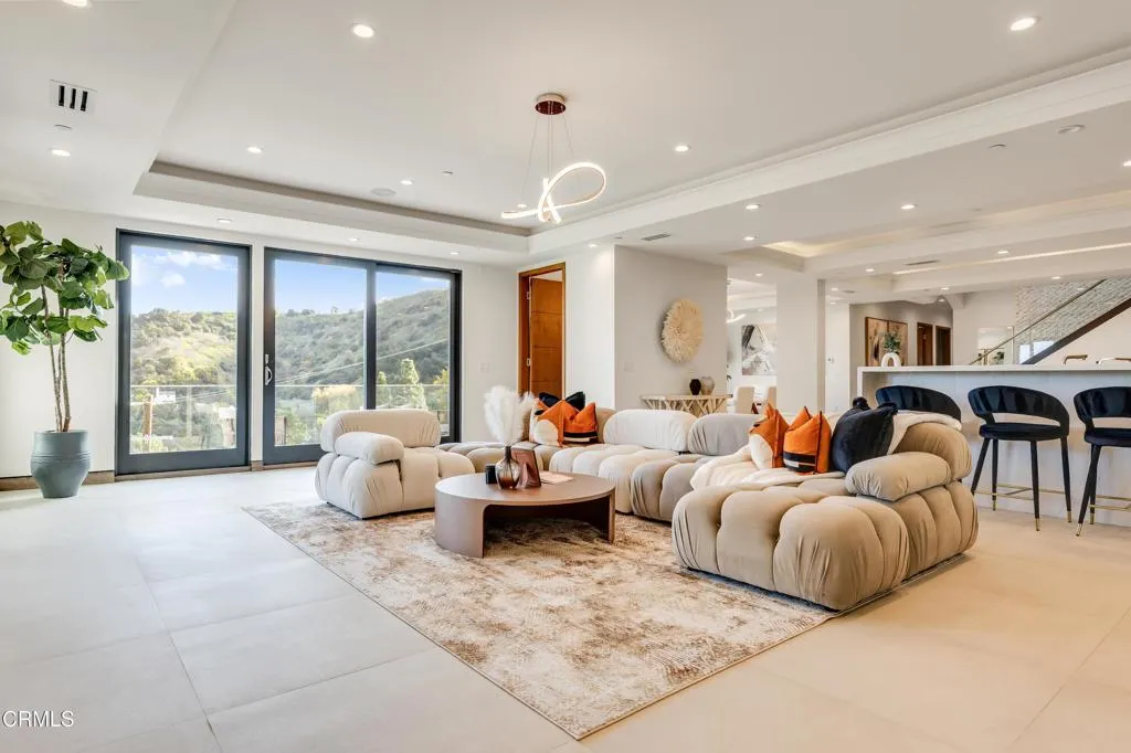 Los Angeles, CA 91604