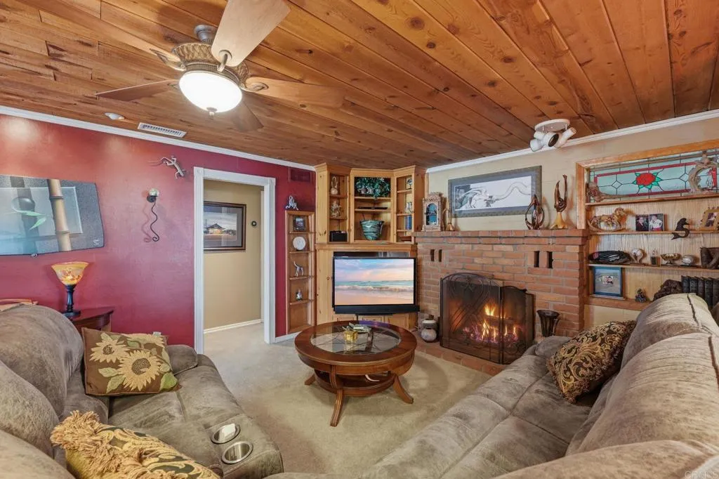 https://cdn.realtyfeed.com/cdn/127/306611649/cec0c879659d3346d143b8203ee9eea6.webp