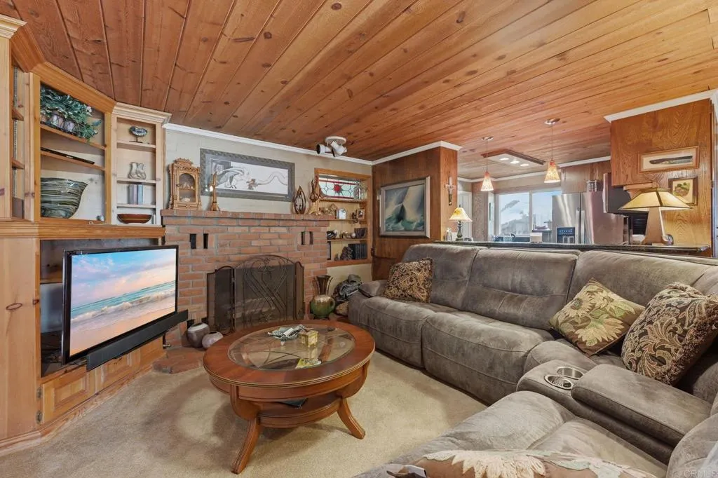 https://cdn.realtyfeed.com/cdn/127/306611649/ed8744bdbafea41306594c190f911eb9.webp