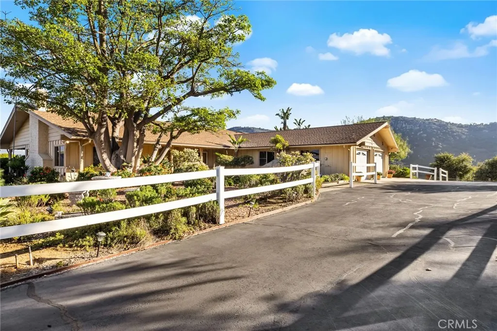 https://cdn.realtyfeed.com/cdn/127/306611725/2efae4804bbf994330006984ff918e3a.webp