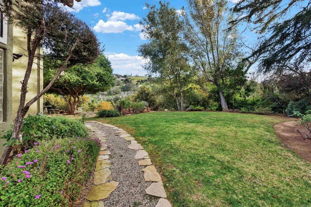 https://cdn.realtyfeed.com/cdn/127/306612250/64d5632609bcf01ab3746ad83bd51ff2.webp