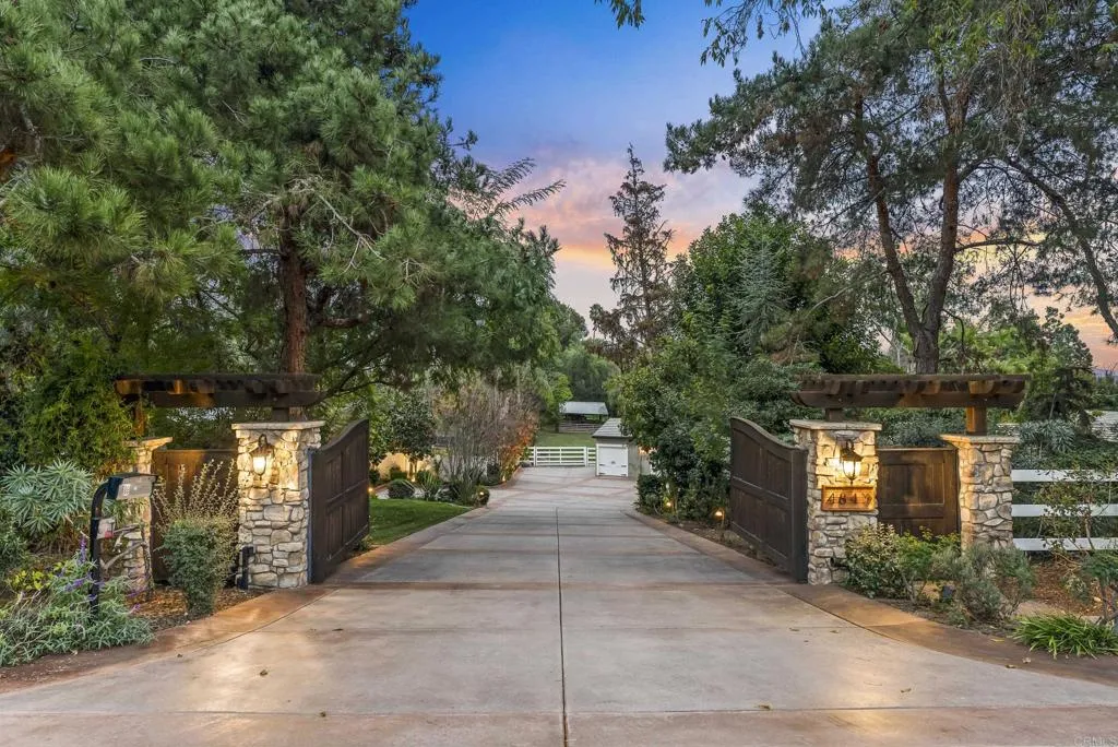 https://cdn.realtyfeed.com/cdn/127/306612509/55d2c94146445f90f09018701c9d1213.webp