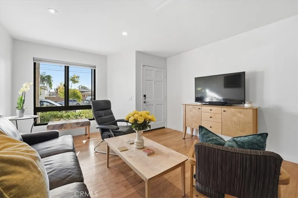 https://cdn.realtyfeed.com/cdn/127/306613111/806f37d584bcfcc84d0800281760ce62.webp