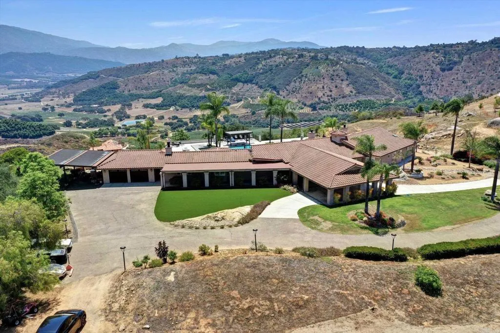 https://cdn.realtyfeed.com/cdn/127/306613114/8e8b016eb809b265cc8753622694ec13.webp