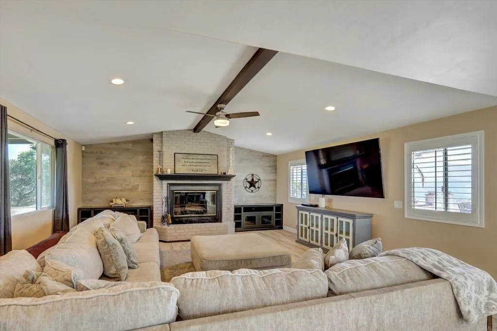 https://cdn.realtyfeed.com/cdn/127/306613114/a510626cee4c67fd27758be9183f8577.webp