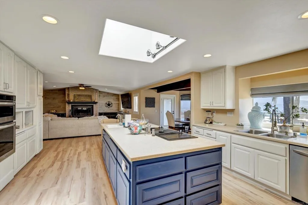https://cdn.realtyfeed.com/cdn/127/306613114/ca6ee6f6277ff1174e483ae56dea5a93.webp