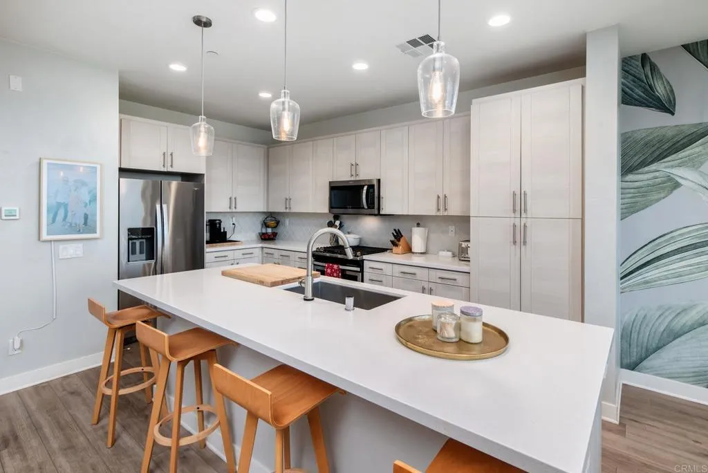 https://cdn.realtyfeed.com/cdn/127/306613990/74e3ed9071fbdbee2910fc89866a9703.webp