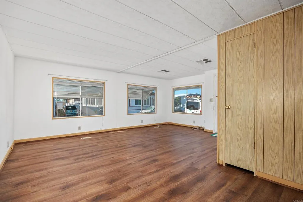 https://cdn.realtyfeed.com/cdn/127/306614166/8c1dd241c021786aa05525d6a7d7fdf2.webp