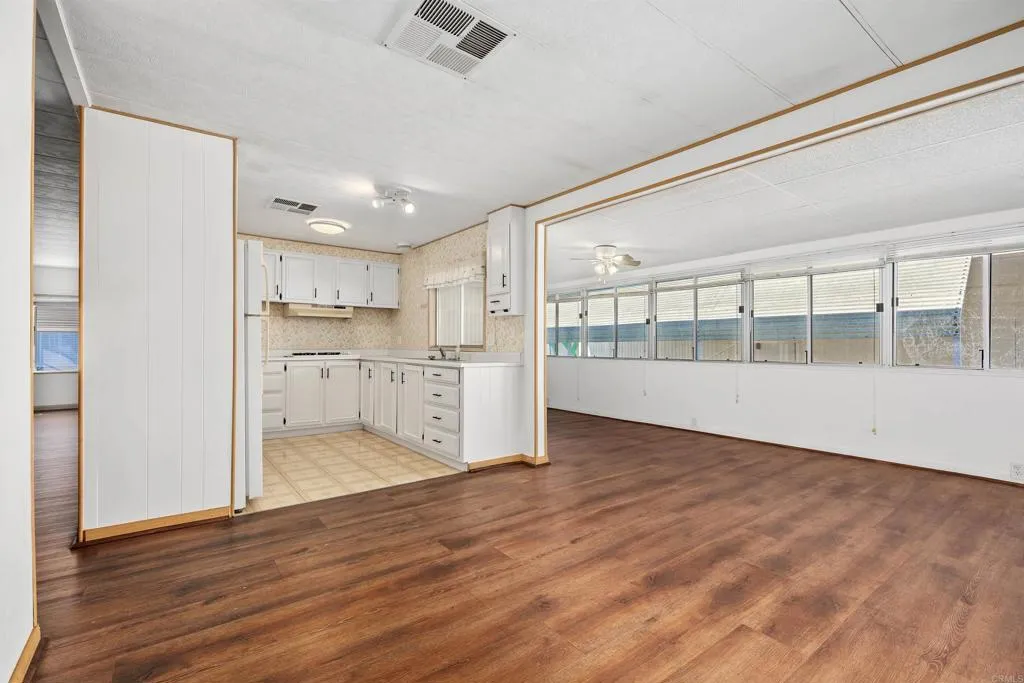 https://cdn.realtyfeed.com/cdn/127/306614166/b30f864761c62013068785960eae9d24.webp