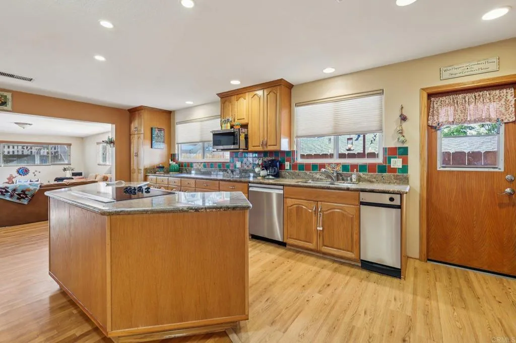 https://cdn.realtyfeed.com/cdn/127/306614253/1c668f0ed6a877b9c3549da77c606be6.webp